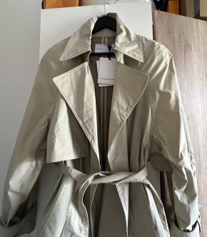 Victoria Beckham x Mango Beige Trenchcoat 8