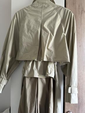 Victoria Beckham x Mango Beige Trenchcoat 7