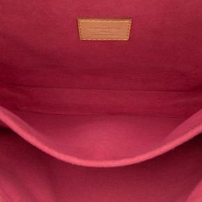 Louis Vuitton Monogram Patches Pochette Metis 5