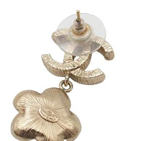 Chanel Gold Plated Faux Pearl Flower Drop Push Back Earrings 7