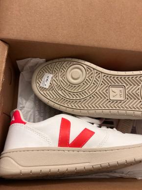 Veja White/Rose Fluo Trainer 2