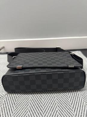 Louis Vuitton Grey/Black Men District PM Messenger 5
