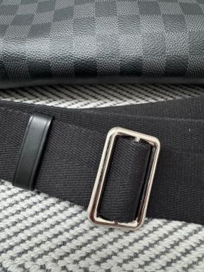 Louis Vuitton Grey/Black Men District PM Messenger 7