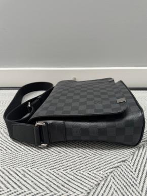 Louis Vuitton Grey/Black Men District PM Messenger 4