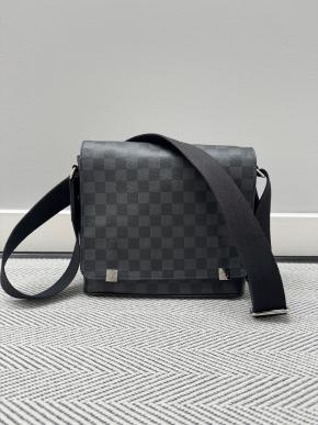 Louis Vuitton Grey/Black Men District PM Messenger 2