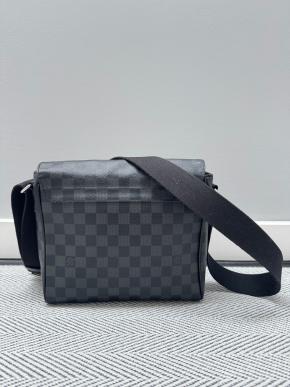 Louis Vuitton Grey/Black Men District PM Messenger 3