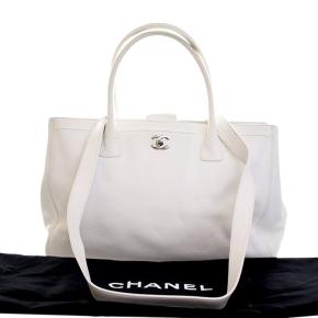 Chanel White Medium Calfskin Executive Cerf Tote 15