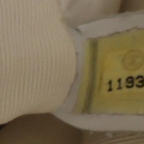 Chanel White Medium Calfskin Executive Cerf Tote 9