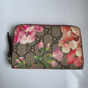 Gucci Supreme Bloom Purse 2