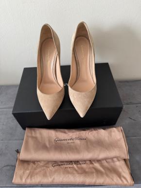 Gianvito Rossi Beige Suede Pumps 10