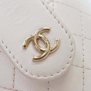 Chanel White Mini Quilted Lambskin CC Allure Vanity Case 14