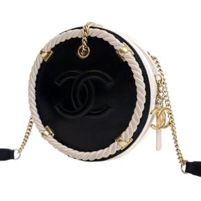 Chanel Black Crumpled Calfskin En Vogue Round Bag 4
